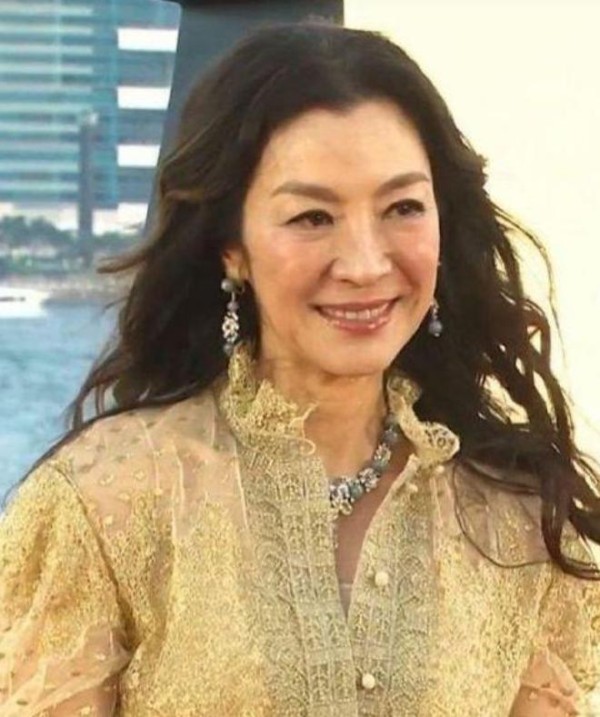 金像奖红毯，杨紫琼依然是最璀璨夺目的巨星，和刘德华同框合照