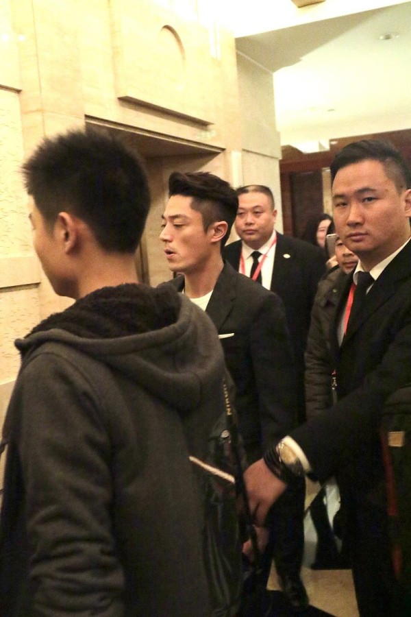 霍建华素颜会友引热议：明星接地气才是真顶流密码