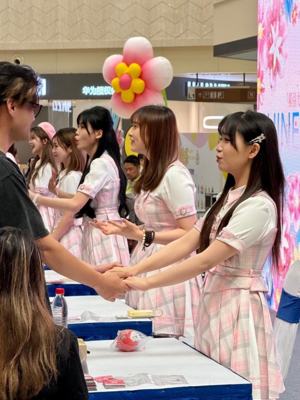 虞书欣签售会“60秒天价互动”：是追星升温还是“爱”被明码标价？