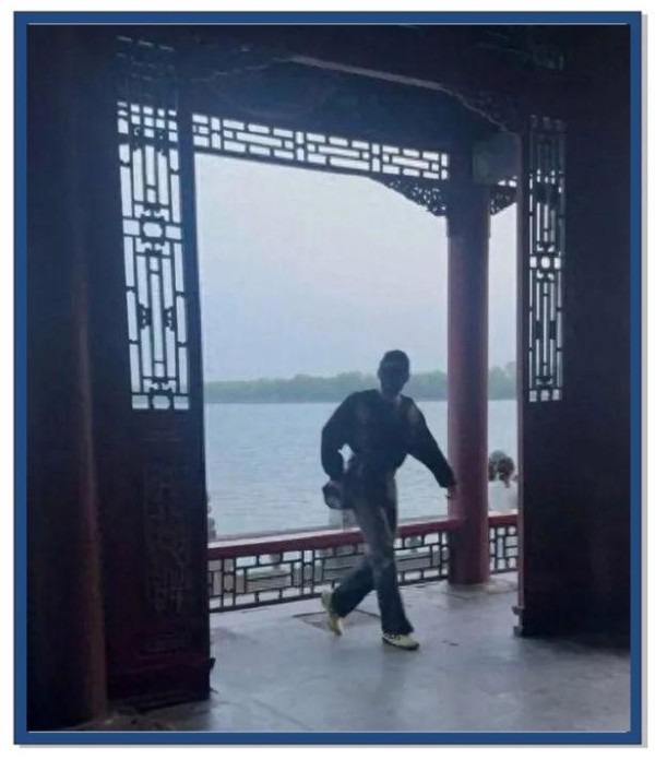 白敬亭低调出行频遭偶遇，明星与粉丝之间的微妙互动