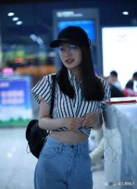 从造型翻车到热搜女王：李沁的机场穿搭进化史，31岁身材管理让网友直呼不科学