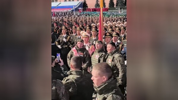 震撼亮相！外国军人排队与中国排面合影