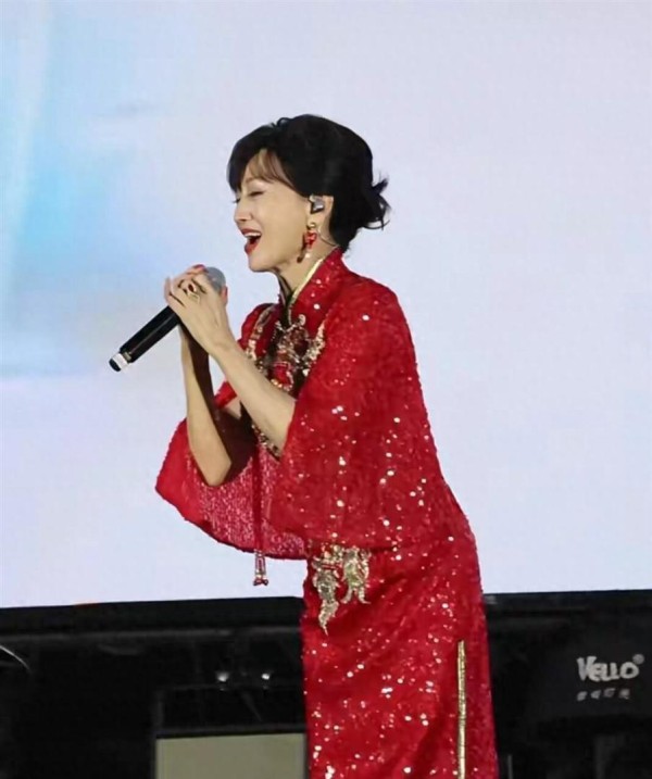 镜头没给她余地，赵雅芝商演生图火了，腋下褶皱曝光