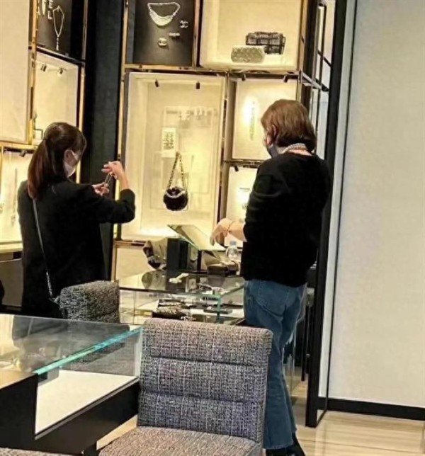 关之琳商场购物买包，穿着简单也难盖女神气质！