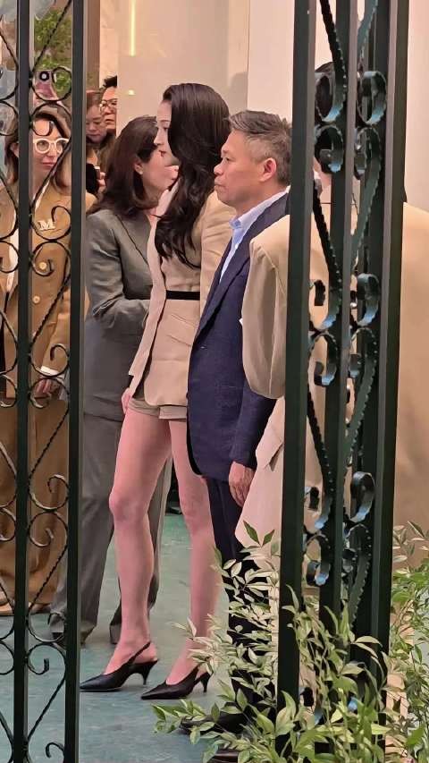 关晓彤长腿造型引热议,现场冲击力强