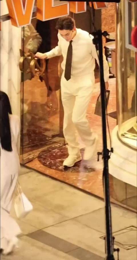 向涵之和陈伟霆拍戏摔倒，陈伟霆看到后立马扶起，摔的好重啊！