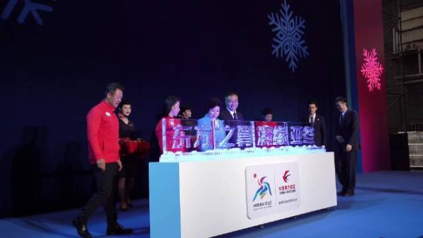 10月28日,东航形象代言人@胡歌 与冬奥会冠军@申雪宏博 、@张会st 等…