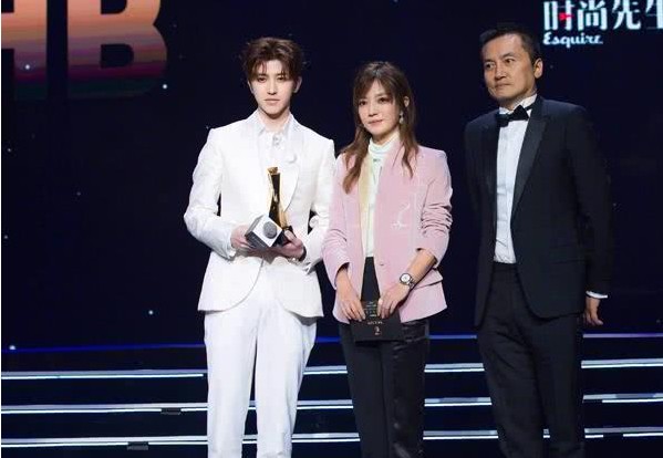 赵薇发起慈善募捐，蔡徐坤转发后捐款翻倍，果然是当红流量