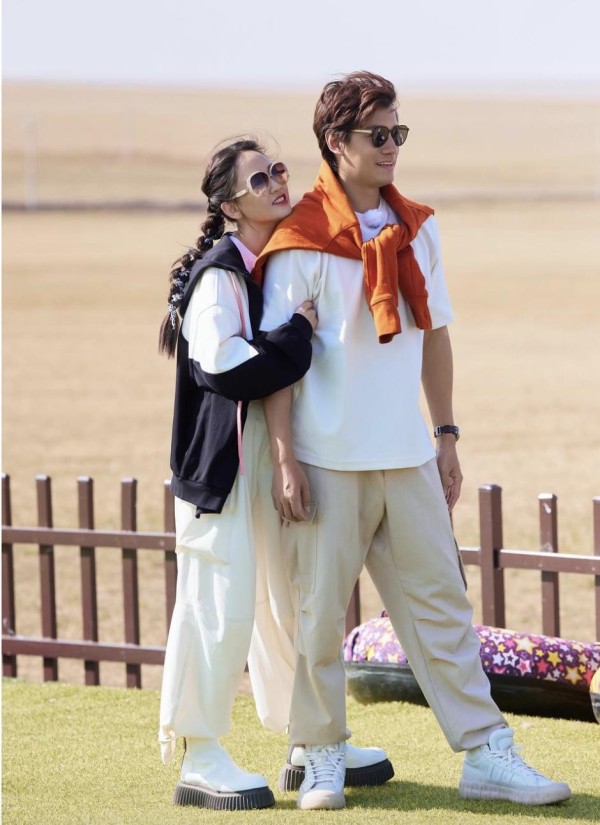 44岁陈乔恩游泳被老公拍视频爆照，网友：太美了