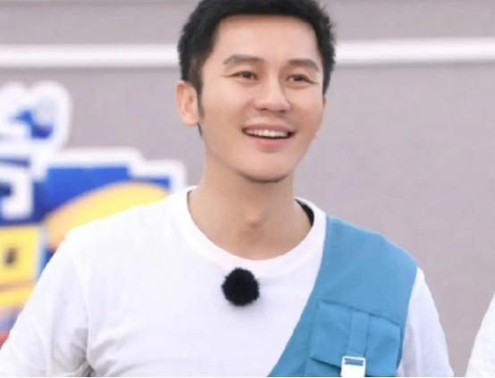 李晨又与美女网红聚会,谭凯合影照惹争议,桌上茅台和洋酒一大堆