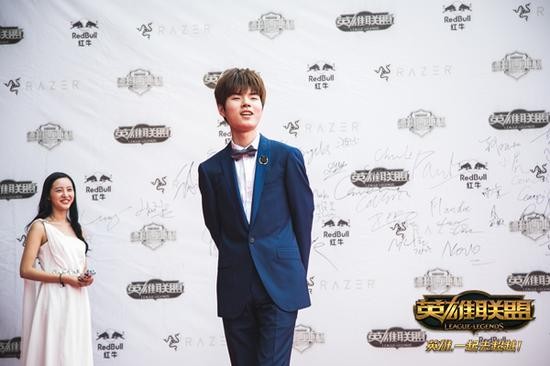 身着正装出席盛典的Deft