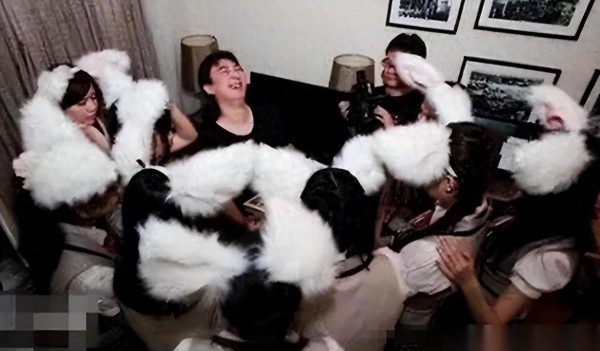 舔手指、塞拳头动作频现？鹿晗被卷入潜规则争议，娱乐圈这些内幕终于摊开了