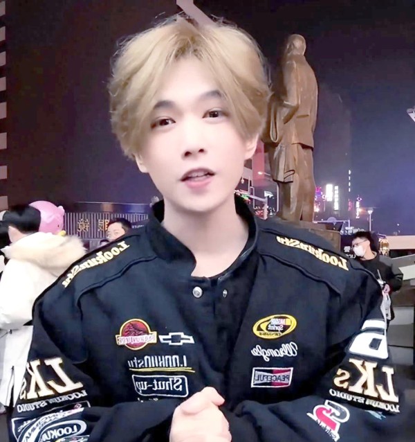 网红经济浪潮：从明星模仿到历史神话，探索财富背后的隐忧