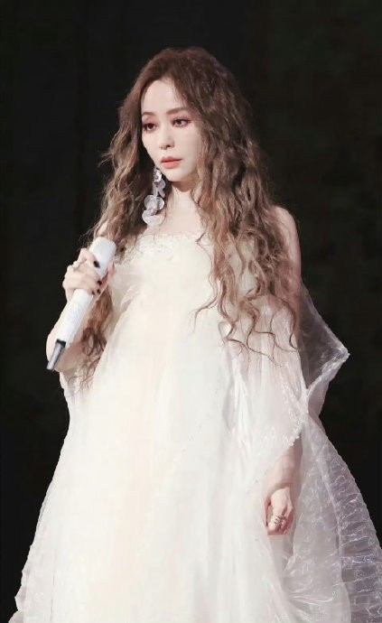 张靓颖演唱会自曝“做脸”翻车：大方认错反获赞