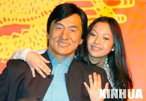 1月12日，一名参观者在英国伦敦的杜莎夫人蜡像馆与成龙的蜡像合影。