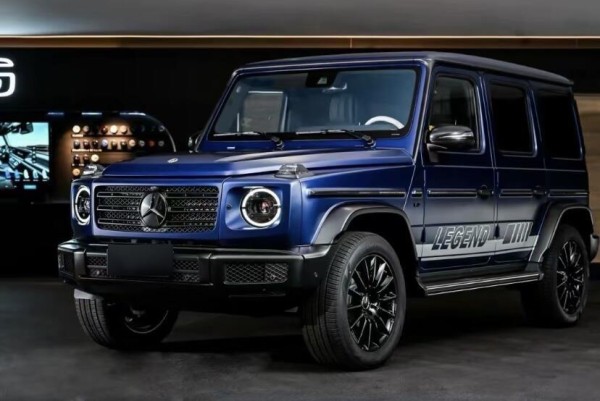 奔驰越野车最后一款V8硬派越野车了 奔驰G500是一款备受赞誉的越野车，自1979年首次亮相以来，它凭借独特的设计和卓越的性能赢得了全球车迷的青睐。以下是关于这款传奇车型的详细介绍： 1. 历史沿革： 奔驰G