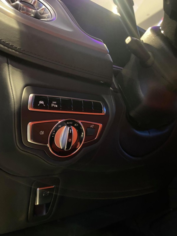 奔驰越野车最后一款V8硬派越野车了 奔驰G500是一款备受赞誉的越野车，自1979年首次亮相以来，它凭借独特的设计和卓越的性能赢得了全球车迷的青睐。以下是关于这款传奇车型的详细介绍： 1. 历史沿革： 奔驰G-Class自1979年推出以来，历经W460、W461、W463和W464等不同世代的演变。G500作为G-Class车系中的明星车型，以其经典的方正外形和卓越的越野能力闻名于世。 2. 卓越性能： G500搭载5.5升V8自然吸气引擎，可输出最大马力388匹，最大扭矩530牛顿米，从静止加速至100km/h仅需6.1秒。配备7G-TRONIC PLUS七前速自动波箱和ECO start/stop自动环保节能停车熄火系统，百公里油耗为14.9升。 3. 内饰与舒适性： G500的内饰设计豪华，座椅采用高级真皮材质，中控台、门板和方向盘则大量使用桃木装饰，并配有铝质饰圈，为驾驶者提供舒适的驾驶体验。 4. 特别版车型： 为庆祝G-Class第50万辆车的诞生，以及首款搭载V8引擎的G-Class诞生30周年，奔驰特别推出了全球限量500辆的G500 V8 Final Edition特仕车。 5. 技术规格： 以W464世代的G500为例，其发动机为V8类型，排量3982cc，最大马力达到422PS/416HP。配备9速顺序自动变速箱和全轮驱动系统，最高时速可达210km/h。 6. 核心特征： 奔驰G500的“三把锁”是其越野性能的核心特征之一。这三把锁包括中央差速锁、后桥差速锁和前桥差速锁，它们的组合使用使得G500在极端越野条件下具有出色的脱困能力。 奔驰G500不仅是越野车的代表，更是一种生活方式、力量和冒险精神的象征。随着时代的变迁，G-Class车系不断推陈出新，但其独特魅力和核心精神始终如一。值得一提的是，下一代大G将采用3.0T直列6缸发动机，并搭配48V轻混系统，继续演绎硬派越野车的传奇。-有驾