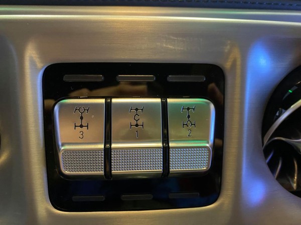 奔驰越野车最后一款V8硬派越野车了 奔驰G500是一款备受赞誉的越野车，自1979年首次亮相以来，它凭借独特的设计和卓越的性能赢得了全球车迷的青睐。以下是关于这款传奇车型的详细介绍： 1. 历史沿革： 奔驰G-Class自1979年推出以来，历经W460、W461、W463和W464等不同世代的演变。G500作为G-Class车系中的明星车型，以其经典的方正外形和卓越的越野能力闻名于世。 2. 卓越性能： G500搭载5.5升V8自然吸气引擎，可输出最大马力388匹，最大扭矩530牛顿米，从静止加速至100km/h仅需6.1秒。配备7G-TRONIC PLUS七前速自动波箱和ECO start/stop自动环保节能停车熄火系统，百公里油耗为14.9升。 3. 内饰与舒适性： G500的内饰设计豪华，座椅采用高级真皮材质，中控台、门板和方向盘则大量使用桃木装饰，并配有铝质饰圈，为驾驶者提供舒适的驾驶体验。 4. 特别版车型： 为庆祝G-Class第50万辆车的诞生，以及首款搭载V8引擎的G-Class诞生30周年，奔驰特别推出了全球限量500辆的G500 V8 Final Edition特仕车。 5. 技术规格： 以W464世代的G500为例，其发动机为V8类型，排量3982cc，最大马力达到422PS/416HP。配备9速顺序自动变速箱和全轮驱动系统，最高时速可达210km/h。 6. 核心特征： 奔驰G500的“三把锁”是其越野性能的核心特征之一。这三把锁包括中央差速锁、后桥差速锁和前桥差速锁，它们的组合使用使得G500在极端越野条件下具有出色的脱困能力。 奔驰G500不仅是越野车的代表，更是一种生活方式、力量和冒险精神的象征。随着时代的变迁，G-Class车系不断推陈出新，但其独特魅力和核心精神始终如一。值得一提的是，下一代大G将采用3.0T直列6缸发动机，并搭配48V轻混系统，继续演绎硬派越野车的传奇。-有驾