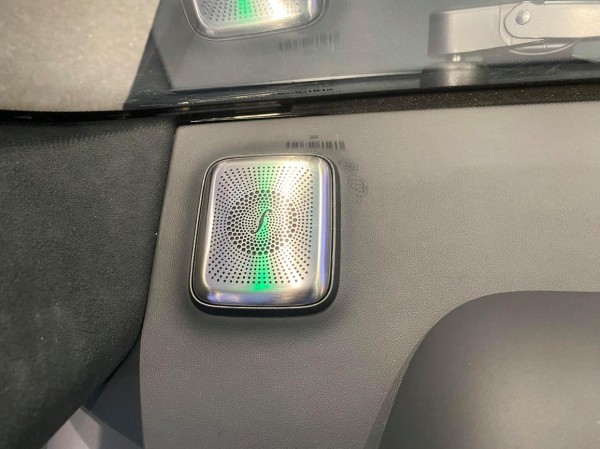 奔驰越野车最后一款V8硬派越野车了 奔驰G500是一款备受赞誉的越野车，自1979年首次亮相以来，它凭借独特的设计和卓越的性能赢得了全球车迷的青睐。以下是关于这款传奇车型的详细介绍： 1. 历史沿革： 奔驰G-Class自1979年推出以来，历经W460、W461、W463和W464等不同世代的演变。G500作为G-Class车系中的明星车型，以其经典的方正外形和卓越的越野能力闻名于世。 2. 卓越性能： G500搭载5.5升V8自然吸气引擎，可输出最大马力388匹，最大扭矩530牛顿米，从静止加速至100km/h仅需6.1秒。配备7G-TRONIC PLUS七前速自动波箱和ECO start/stop自动环保节能停车熄火系统，百公里油耗为14.9升。 3. 内饰与舒适性： G500的内饰设计豪华，座椅采用高级真皮材质，中控台、门板和方向盘则大量使用桃木装饰，并配有铝质饰圈，为驾驶者提供舒适的驾驶体验。 4. 特别版车型： 为庆祝G-Class第50万辆车的诞生，以及首款搭载V8引擎的G-Class诞生30周年，奔驰特别推出了全球限量500辆的G500 V8 Final Edition特仕车。 5. 技术规格： 以W464世代的G500为例，其发动机为V8类型，排量3982cc，最大马力达到422PS/416HP。配备9速顺序自动变速箱和全轮驱动系统，最高时速可达210km/h。 6. 核心特征： 奔驰G500的“三把锁”是其越野性能的核心特征之一。这三把锁包括中央差速锁、后桥差速锁和前桥差速锁，它们的组合使用使得G500在极端越野条件下具有出色的脱困能力。 奔驰G500不仅是越野车的代表，更是一种生活方式、力量和冒险精神的象征。随着时代的变迁，G-Class车系不断推陈出新，但其独特魅力和核心精神始终如一。值得一提的是，下一代大G将采用3.0T直列6缸发动机，并搭配48V轻混系统，继续演绎硬派越野车的传奇。-有驾