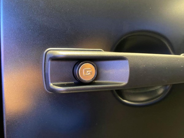 奔驰越野车最后一款V8硬派越野车了 奔驰G500是一款备受赞誉的越野车，自1979年首次亮相以来，它凭借独特的设计和卓越的性能赢得了全球车迷的青睐。以下是关于这款传奇车型的详细介绍： 1. 历史沿革： 奔驰G-Class自1979年推出以来，历经W460、W461、W463和W464等不同世代的演变。G500作为G-Class车系中的明星车型，以其经典的方正外形和卓越的越野能力闻名于世。 2. 卓越性能： G500搭载5.5升V8自然吸气引擎，可输出最大马力388匹，最大扭矩530牛顿米，从静止加速至100km/h仅需6.1秒。配备7G-TRONIC PLUS七前速自动波箱和ECO start/stop自动环保节能停车熄火系统，百公里油耗为14.9升。 3. 内饰与舒适性： G500的内饰设计豪华，座椅采用高级真皮材质，中控台、门板和方向盘则大量使用桃木装饰，并配有铝质饰圈，为驾驶者提供舒适的驾驶体验。 4. 特别版车型： 为庆祝G-Class第50万辆车的诞生，以及首款搭载V8引擎的G-Class诞生30周年，奔驰特别推出了全球限量500辆的G500 V8 Final Edition特仕车。 5. 技术规格： 以W464世代的G500为例，其发动机为V8类型，排量3982cc，最大马力达到422PS/416HP。配备9速顺序自动变速箱和全轮驱动系统，最高时速可达210km/h。 6. 核心特征： 奔驰G500的“三把锁”是其越野性能的核心特征之一。这三把锁包括中央差速锁、后桥差速锁和前桥差速锁，它们的组合使用使得G500在极端越野条件下具有出色的脱困能力。 奔驰G500不仅是越野车的代表，更是一种生活方式、力量和冒险精神的象征。随着时代的变迁，G-Class车系不断推陈出新，但其独特魅力和核心精神始终如一。值得一提的是，下一代大G将采用3.0T直列6缸发动机，并搭配48V轻混系统，继续演绎硬派越野车的传奇。-有驾