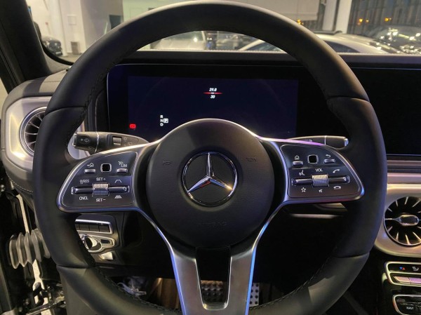 奔驰越野车最后一款V8硬派越野车了 奔驰G500是一款备受赞誉的越野车，自1979年首次亮相以来，它凭借独特的设计和卓越的性能赢得了全球车迷的青睐。以下是关于这款传奇车型的详细介绍： 1. 历史沿革： 奔驰G-Class自1979年推出以来，历经W460、W461、W463和W464等不同世代的演变。G500作为G-Class车系中的明星车型，以其经典的方正外形和卓越的越野能力闻名于世。 2. 卓越性能： G500搭载5.5升V8自然吸气引擎，可输出最大马力388匹，最大扭矩530牛顿米，从静止加速至100km/h仅需6.1秒。配备7G-TRONIC PLUS七前速自动波箱和ECO start/stop自动环保节能停车熄火系统，百公里油耗为14.9升。 3. 内饰与舒适性： G500的内饰设计豪华，座椅采用高级真皮材质，中控台、门板和方向盘则大量使用桃木装饰，并配有铝质饰圈，为驾驶者提供舒适的驾驶体验。 4. 特别版车型： 为庆祝G-Class第50万辆车的诞生，以及首款搭载V8引擎的G-Class诞生30周年，奔驰特别推出了全球限量500辆的G500 V8 Final Edition特仕车。 5. 技术规格： 以W464世代的G500为例，其发动机为V8类型，排量3982cc，最大马力达到422PS/416HP。配备9速顺序自动变速箱和全轮驱动系统，最高时速可达210km/h。 6. 核心特征： 奔驰G500的“三把锁”是其越野性能的核心特征之一。这三把锁包括中央差速锁、后桥差速锁和前桥差速锁，它们的组合使用使得G500在极端越野条件下具有出色的脱困能力。 奔驰G500不仅是越野车的代表，更是一种生活方式、力量和冒险精神的象征。随着时代的变迁，G-Class车系不断推陈出新，但其独特魅力和核心精神始终如一。值得一提的是，下一代大G将采用3.0T直列6缸发动机，并搭配48V轻混系统，继续演绎硬派越野车的传奇。-有驾