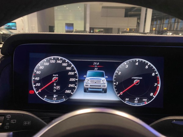 奔驰越野车最后一款V8硬派越野车了 奔驰G500是一款备受赞誉的越野车，自1979年首次亮相以来，它凭借独特的设计和卓越的性能赢得了全球车迷的青睐。以下是关于这款传奇车型的详细介绍： 1. 历史沿革： 奔驰G-Class自1979年推出以来，历经W460、W461、W463和W464等不同世代的演变。G500作为G-Class车系中的明星车型，以其经典的方正外形和卓越的越野能力闻名于世。 2. 卓越性能： G500搭载5.5升V8自然吸气引擎，可输出最大马力388匹，最大扭矩530牛顿米，从静止加速至100km/h仅需6.1秒。配备7G-TRONIC PLUS七前速自动波箱和ECO start/stop自动环保节能停车熄火系统，百公里油耗为14.9升。 3. 内饰与舒适性： G500的内饰设计豪华，座椅采用高级真皮材质，中控台、门板和方向盘则大量使用桃木装饰，并配有铝质饰圈，为驾驶者提供舒适的驾驶体验。 4. 特别版车型： 为庆祝G-Class第50万辆车的诞生，以及首款搭载V8引擎的G-Class诞生30周年，奔驰特别推出了全球限量500辆的G500 V8 Final Edition特仕车。 5. 技术规格： 以W464世代的G500为例，其发动机为V8类型，排量3982cc，最大马力达到422PS/416HP。配备9速顺序自动变速箱和全轮驱动系统，最高时速可达210km/h。 6. 核心特征： 奔驰G500的“三把锁”是其越野性能的核心特征之一。这三把锁包括中央差速锁、后桥差速锁和前桥差速锁，它们的组合使用使得G500在极端越野条件下具有出色的脱困能力。 奔驰G500不仅是越野车的代表，更是一种生活方式、力量和冒险精神的象征。随着时代的变迁，G-Class车系不断推陈出新，但其独特魅力和核心精神始终如一。值得一提的是，下一代大G将采用3.0T直列6缸发动机，并搭配48V轻混系统，继续演绎硬派越野车的传奇。-有驾