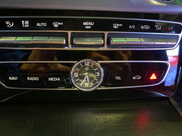 奔驰越野车最后一款V8硬派越野车了 奔驰G500是一款备受赞誉的越野车，自1979年首次亮相以来，它凭借独特的设计和卓越的性能赢得了全球车迷的青睐。以下是关于这款传奇车型的详细介绍： 1. 历史沿革： 奔驰G-Class自1979年推出以来，历经W460、W461、W463和W464等不同世代的演变。G500作为G-Class车系中的明星车型，以其经典的方正外形和卓越的越野能力闻名于世。 2. 卓越性能： G500搭载5.5升V8自然吸气引擎，可输出最大马力388匹，最大扭矩530牛顿米，从静止加速至100km/h仅需6.1秒。配备7G-TRONIC PLUS七前速自动波箱和ECO start/stop自动环保节能停车熄火系统，百公里油耗为14.9升。 3. 内饰与舒适性： G500的内饰设计豪华，座椅采用高级真皮材质，中控台、门板和方向盘则大量使用桃木装饰，并配有铝质饰圈，为驾驶者提供舒适的驾驶体验。 4. 特别版车型： 为庆祝G-Class第50万辆车的诞生，以及首款搭载V8引擎的G-Class诞生30周年，奔驰特别推出了全球限量500辆的G500 V8 Final Edition特仕车。 5. 技术规格： 以W464世代的G500为例，其发动机为V8类型，排量3982cc，最大马力达到422PS/416HP。配备9速顺序自动变速箱和全轮驱动系统，最高时速可达210km/h。 6. 核心特征： 奔驰G500的“三把锁”是其越野性能的核心特征之一。这三把锁包括中央差速锁、后桥差速锁和前桥差速锁，它们的组合使用使得G500在极端越野条件下具有出色的脱困能力。 奔驰G500不仅是越野车的代表，更是一种生活方式、力量和冒险精神的象征。随着时代的变迁，G-Class车系不断推陈出新，但其独特魅力和核心精神始终如一。值得一提的是，下一代大G将采用3.0T直列6缸发动机，并搭配48V轻混系统，继续演绎硬派越野车的传奇。-有驾