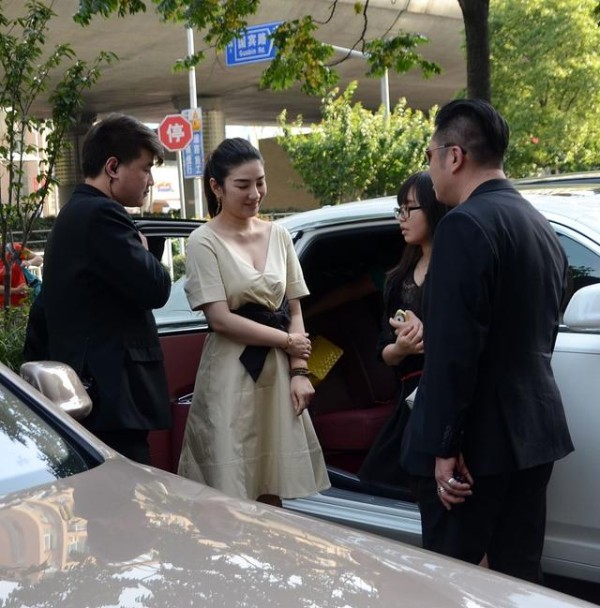 明星车主一句“异味”上热搜：粉丝经济时代，车企如何应对信任危机？-有驾