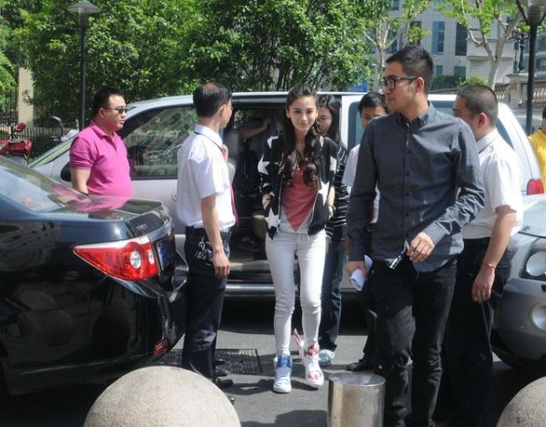 明星车主一句“异味”上热搜：粉丝经济时代，车企如何应对信任危机？-有驾