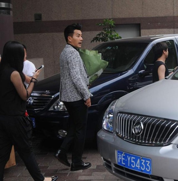 明星车主一句“异味”上热搜：粉丝经济时代，车企如何应对信任危机？-有驾