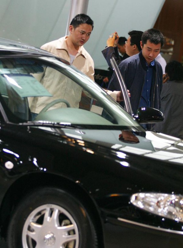 明星车主一句“异味”上热搜：粉丝经济时代，车企如何应对信任危机？-有驾