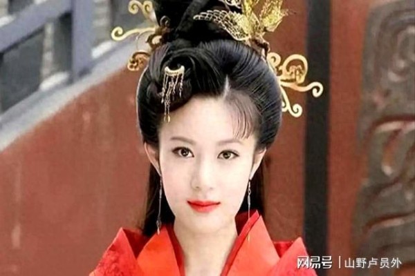 她出道便靠姑父走红，谁料姑父另结新欢后，沦为18线演员无人问津