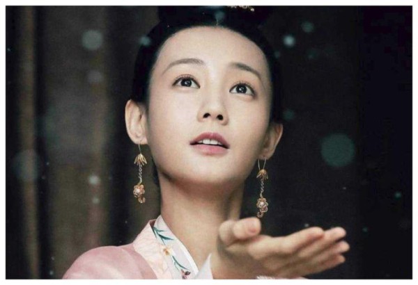 本想当茶馆老板，意外走红成明星，4年演了12部剧，都是女主角