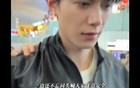 邓凯《逐玉》爆火走机场被粉丝围到走不动，最后躲厕所了