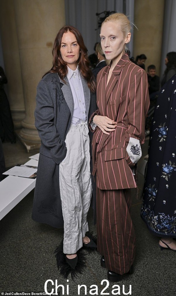 露丝 (左) 与女演员安东尼娅·坎贝尔-休斯 (右) 一起加入