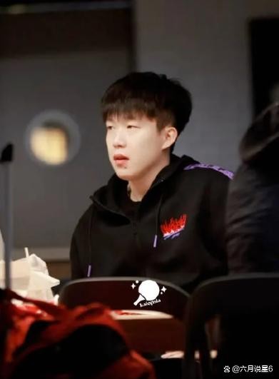 这张从未公开的合照太有料！看楚钦的发型、穿搭和鞋子，完全对应小红书 2024年8月那套私服，平时几乎不穿，一出场就认出是同天同造型