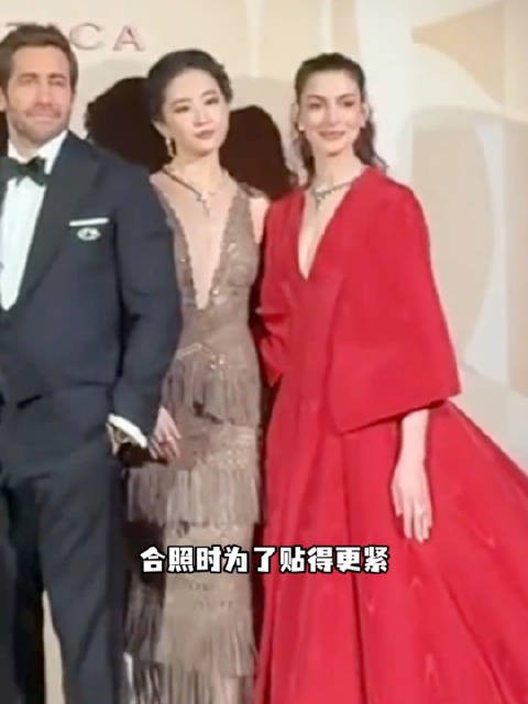 刘亦菲安妮海瑟薇搂腰合影，美女之间的默契和友谊就这么简单！