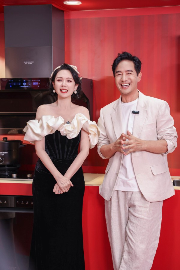 郭晓东程莉莎长沙直播大秀恩爱，智慧「瀞」厨房成婚姻保鲜秘籍