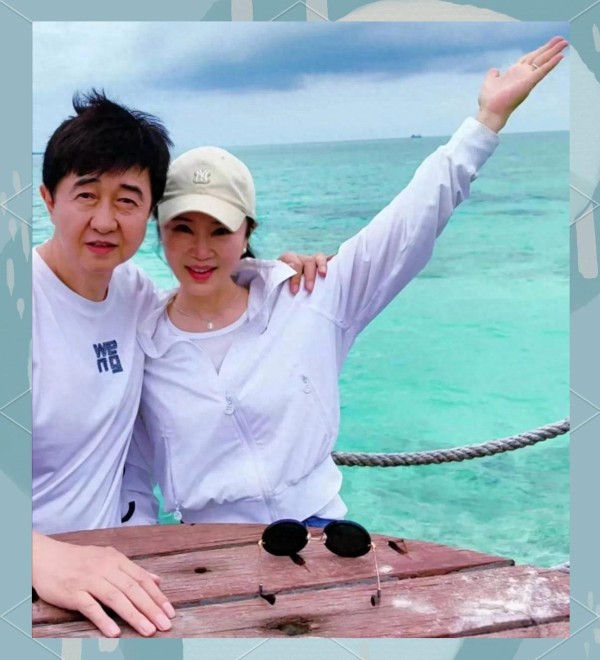 孙燕姿纳迪姆牵手散步被拍！46度高温下的牵手，藏着16年婚姻的什么秘诀？