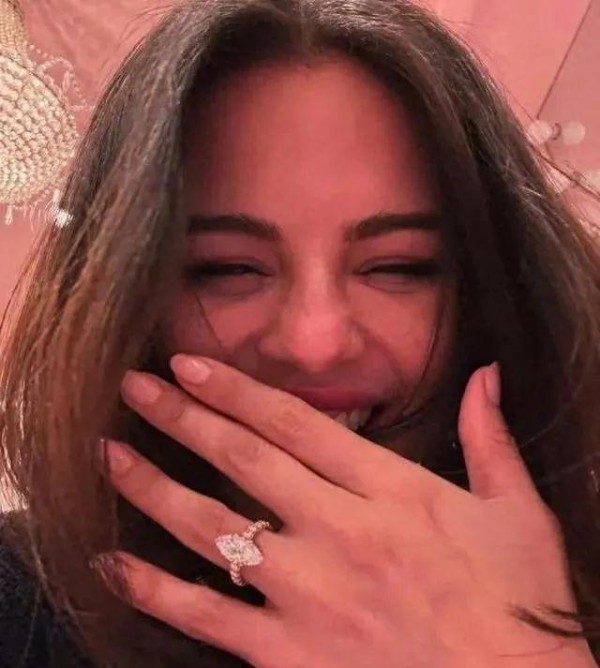 恭喜！32岁女星赛琳娜官宣与男友订婚，晒钻戒捂嘴甜笑难掩幸福