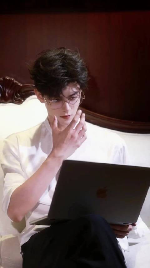 邓凯孔雪儿机场引围观,副CP人气飙升