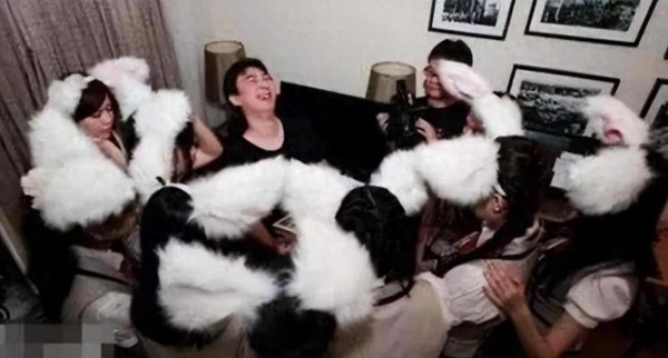 娱乐圈乱象：关晓彤剧组风波扯下潜规则遮羞布，女星生存现状多心酸？