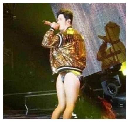 明星的错位图，王一博迪丽热巴上榜，看到毛不易服了