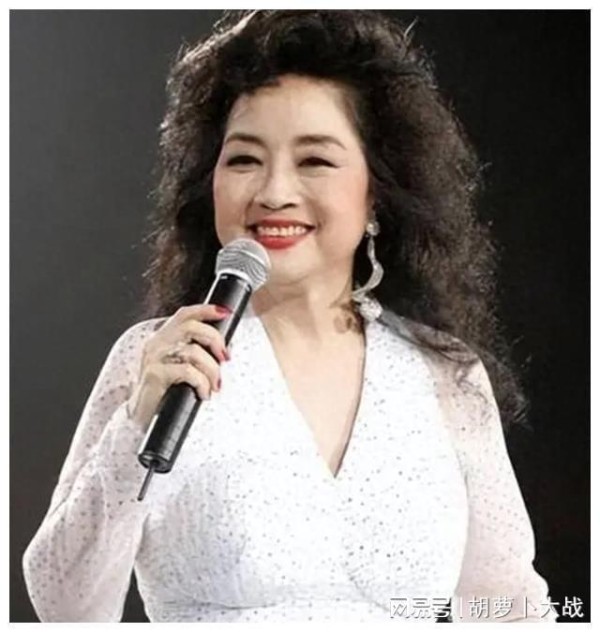 她曾与邓丽君齐名，宁愿离婚也不愿改变中国国籍，现75岁仍单身