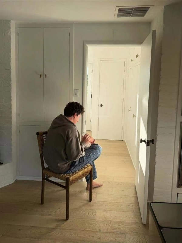 断眉升级当爸，晒出喂奶照，儿子名字很浪漫