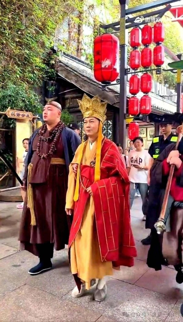 香港老牌明星景区内“再就业”：快闪“鸠摩智” 江华黎耀祥角色扮演