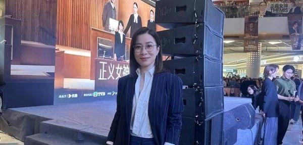 TVB视后宣传新剧场面失控，被粉丝猛拽手臂，处变不惊获网友大赞