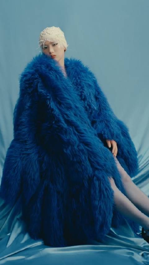 陈芋汐时尚大片！太有气质了，罕见穿丝袜，每一帧都自带光芒