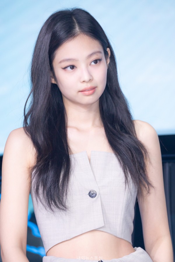 韩国顶流女偶像因穿着暴露，惨遭韩网友痛批：她好像只穿了内裤！