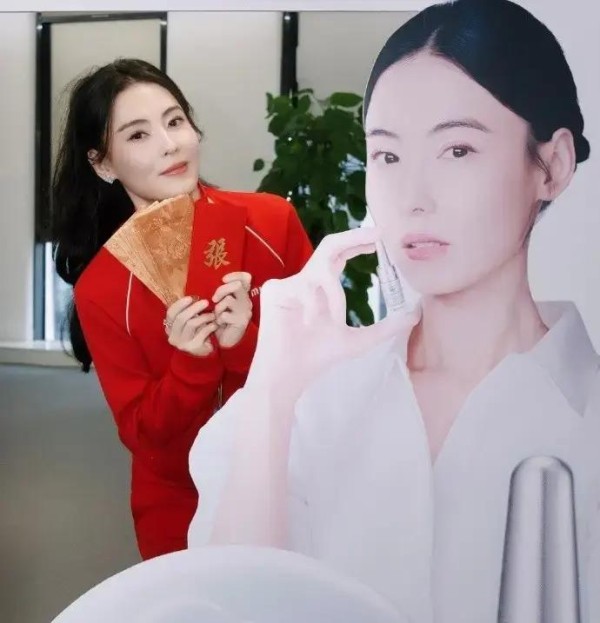 张柏芝全程佩戴麦吉丽工牌完成打卡绕场发伴手礼冻龄美貌皮肤发光